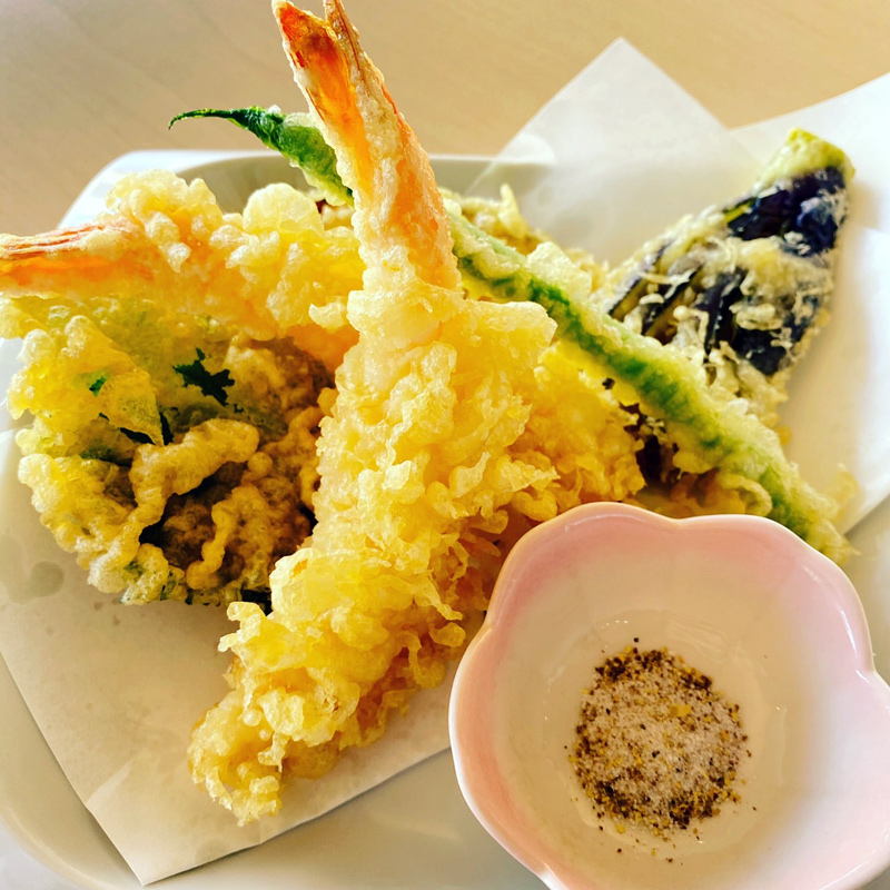 画像：旬の野菜と海老の天ぷら